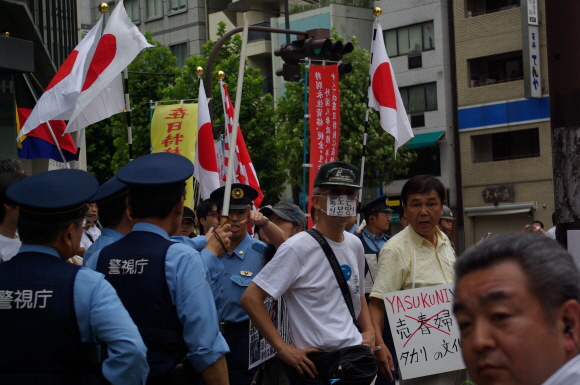 8월 10일 낮, 일본우익들은 이날 집회를 열어 야스쿠니반대 촛불행진을 반대했다.