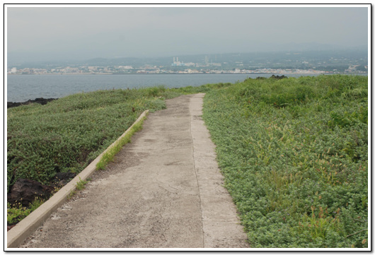 섬 주변에 3.5km 둘레의 산책로가 개설되어 있다.