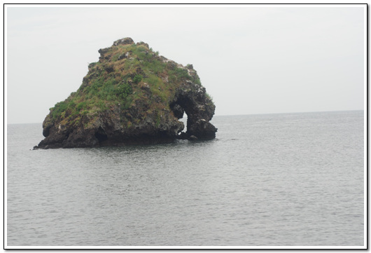 코끼리 모양을 하고 있는 바위다. 만조에는 섬으로 보이는데, 간조가 되면 육지와 연결된다.