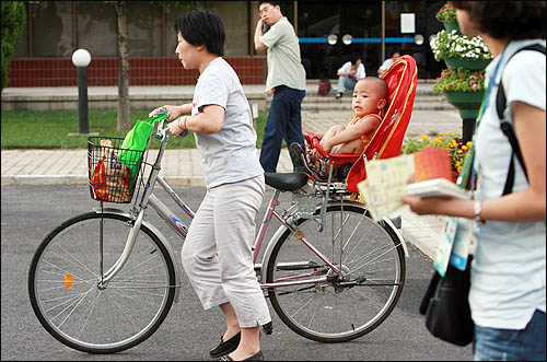 베이징의 유용한 교통수단이기도 한 자전거는 때론 연인의 애틋한 감정을, 때론 아이를 생각하는 모정을 싣고 달린다.  