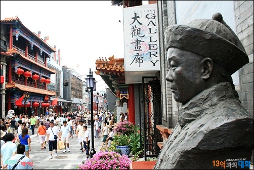 중국 최초의 영화(정군산) 제작자 임경태 조각상이 있는 다스랄 다관러우 앞 거리
