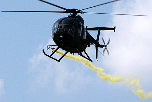 정체불명의 헬기가 화학가스를 살포하고 있다. 