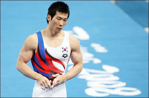  한국의 양태영이 19일 오후 베이징 국가체육관에서 열린 남자체조 평행봉 결승전에서 경기를 마친뒤 시합장을 걸어 나오고 있다. 