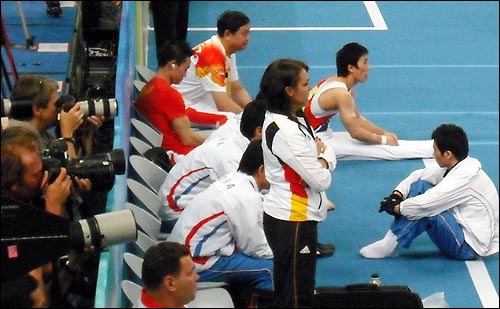 한국의 양태영이 19일 오후 베이징 국가체육관에서 열린 남자체조 평행봉 결승전에서 무대를 등진 채 돌아앉아 경기 시작을 기다리고 있다.