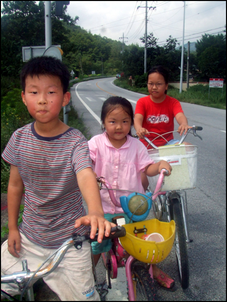 학교로 향하는 길에서 혜진이 삼남매가 멋진 포즈를 취하고 있다. (왼쪽부터 둘째 한정운, 막내 한혜진, 첫째 한혜정
