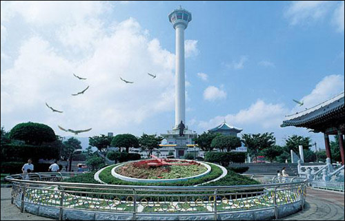 용두산공원 재창조사업이 진행되면 용두산 공원의 각종 시설과 함께 철거될 부산의 상징 부산타워. 지난 1973년에 완공된 한국 최초의 타워 전망대이다. 