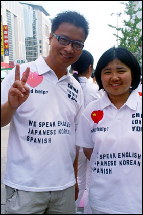  아이들의 선생님 친빙청(왼쪽)과 불쌍한 아이들을 도와주는 외국어 선생님이 되고 싶다는 왕천향.