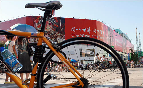 베이징의 왕푸징은 '왕가의 우물'이 있던 자리로, 현재는 쇼핑 중심가로 거듭나 일명 '베이징의 명동'이라 불린다. 양쪽으로 커다란 쇼핑몰이 빽빽하게 들어차 있는 이 거리는 '차 없는 거리'로 지정돼 대로 한복판을 마음놓고 활보할 수 있다. 