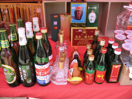 기념품가게에서 팔고 있는 각종 중국 술 