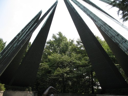  자유공원 위에 놓여있는 한미수교 100주년 기념탑. 아래에서 위로 바라보고 찍은 탑이다. 