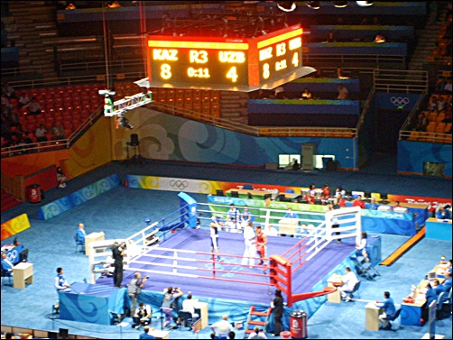  베이징 노동자체육관에 설치된 복싱경기장. 경기가 시작하면 선수들은 자신들의 이름을 잃고 카자흐스탄과 우즈베키스탄이 되고 만다.