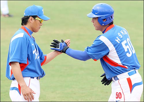  한국의 김현수(오른쪽)가 20일 베이징 우커송 야구장에서 열린 2008베이징올림픽 야구 예선 네덜란드와의 경기에서 8회초 2사 1,2루 타석때 1타점 적시타를 친뒤 이승엽 1루주루코치와 하이파이브를 하고 있다.