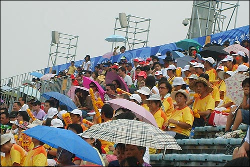  노란옷을 맞춰입고 단체관람을 하러 온 중국인들. 아직 야구가 생소한 나라여서인지 그저 더위를 견디기만 하다가 경기 후반에 자리를 뜨고 말았다.