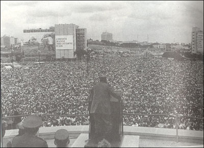 낯 익은 아바나 혁명광장 사진, 1963년 사탕수수 수확 노동자들의 집회에서 연설하는 카스트로의 뒷 모습