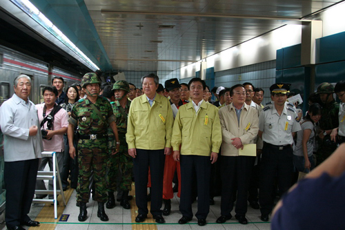 20일, 지하철 1호선 송현역에서 실시된 을지연습 실제훈련에서, 대구시장을 포함한 각 단체기관장과 군 관계자들이 훈련을 지켜보고 있다.