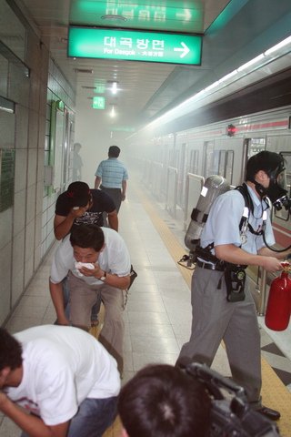 20일, 지하철 1호선 송현역에서 실시된 을지연습 실제훈련에서, 지하철 화재상황을 가정하여 시민들이 대피훈련을 하고 있다.