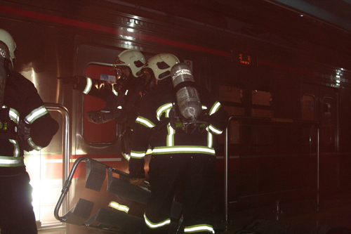 20일, 지하철 1호선 송현역에서 실시된 을지연습 실제훈련에서, 소방관들이 화재상황이 가정되어 연막이 뿜어져 나오는 지하철에 진입하고 있다.
