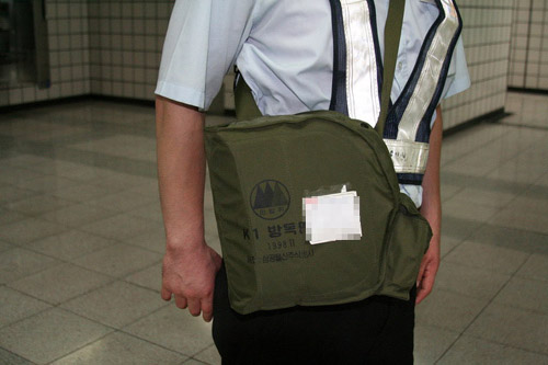 훈련 인원이 착용한 방독면 가방의 모습.