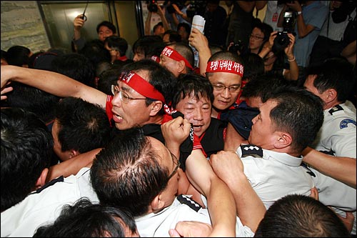 21일 오전 여의도 KBS본관 3층 제1회의실앞에서 사장 후보 서류심사를 위한 이사회를 저지하기 위해 노조원과 사원행동 직원들이 청원경찰과 몸싸움을 벌이고 있다.