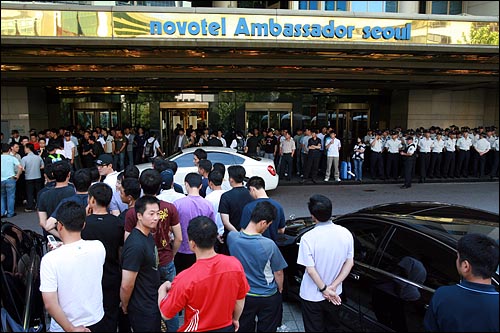 사장 후보 서류심사를 위한 KBS이사회가 21일 오전 여의도 KBS본관에서 강남 노보텔로 갑자기 장소를 변경한 가운데 호텔 입구에 정복, 사복 경찰 1백여명이 배치되어 있다.