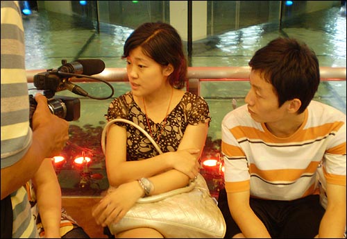 지난 19일 쭝관춘에 있는 신중관백화점에서 만난 중국인 구판(21·왼쪽)과 남자친구 치엔싱천(21). 