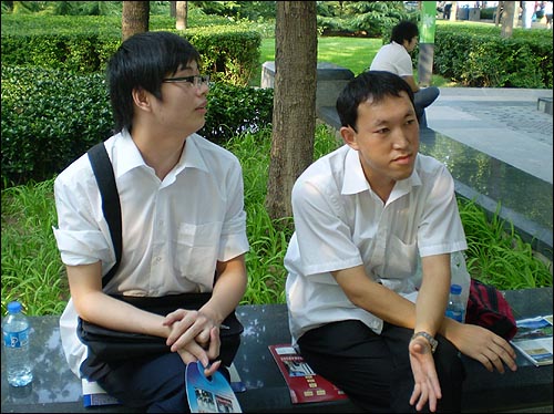 19일 오후 쭝관춘 광장에서 휴식을 취하고 있는 짱완리(22, 왼쪽)와 하오즐광(27).
