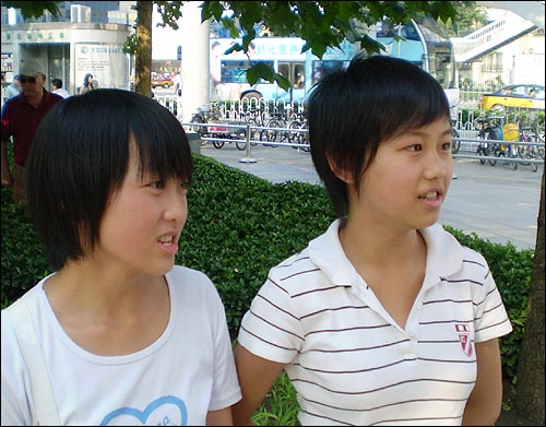 19일 우다코우에서 만난 중국 10대들.