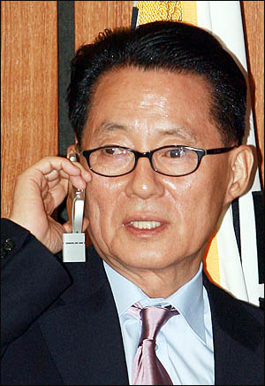 김대중 전 대통령의 비서실장을 지낸 박지원 의원이 21일 토론회 시작에 앞서 어디선가 걸려온 전화를 받고 있다.