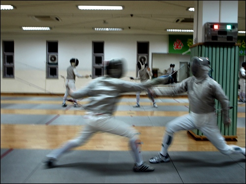 "내 칼을 받아라!" 서울 중경고 체육관에서 SFC 회원들이 펜싱 게임을 즐기고 있다