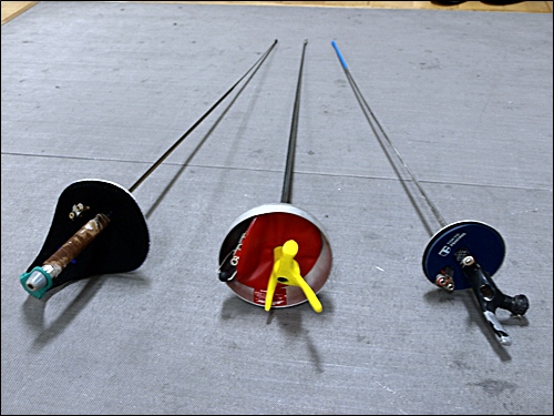  우측 부터 에페, 플뢰레, 사브르 용 펜싱 칼의 모습이다. 사브르 용 칼만 잡는 방법이 다르다.