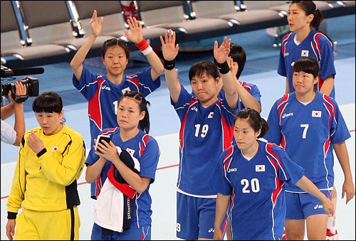  한국 선수들이 21일 오후 베이징 국가실내체육관에서 열린 올림픽 여자핸드볼 4강전 노르웨이와의 경기에서 종료직전 노르웨이의 석연치 않은 골로 28대 29로 패한뒤 응원단들에게 인사를 하며 경기장을 나서고 있다.