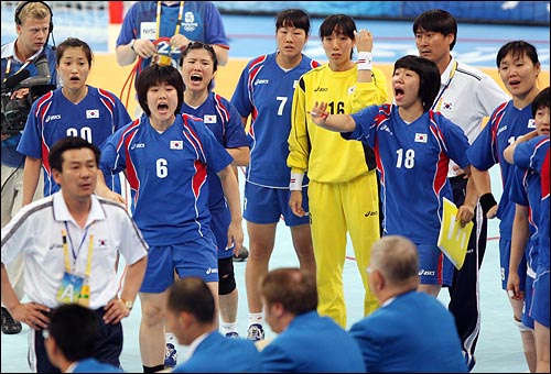  한국 선수들이 21일 오후 베이징 국가실내체육관에서 열린 올림픽 여자핸드볼 4강전 노르웨이와의 경기에서 종료직전 노르웨이의 마지막 득점 판정에 대해 항의를 하고 있다.
