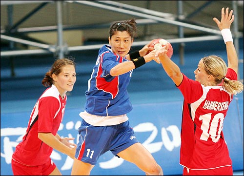  한국의 홍정호가 21일 오후 베이징 국가실내체육관에서 열린 올림픽 여자핸드볼 4강전 노르웨이와의 경기에서 슛을 시도하고 있다.