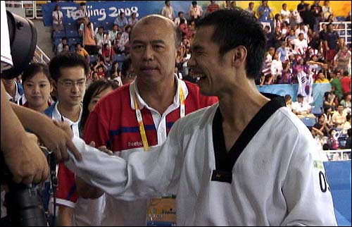  21일 베이징 올림픽 남자태권도 68kg급에서 동메달을 따낸 대만의 성유치 선수는 결승전이 끝나기도 전에 관중석에 올라와 인사했다.