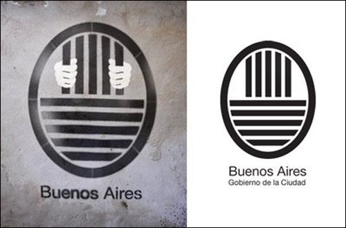부에노스아이레스 주정부 로고(오른쪽)와 그것을 풍자한 스텐실. 스텐실 그룹 <캠 부에노스아이레스> 작품. 
