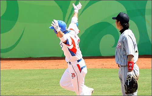  한국의 이승엽이 22일 베이징 우커송 야구장에서 열린 2008베이징올림픽 야구 준결승 일본과의 경기에서 8회말 1사 1루 타석때 역전 2점 홈런을 친뒤 그라운드를 돌며 환호하고 있다.