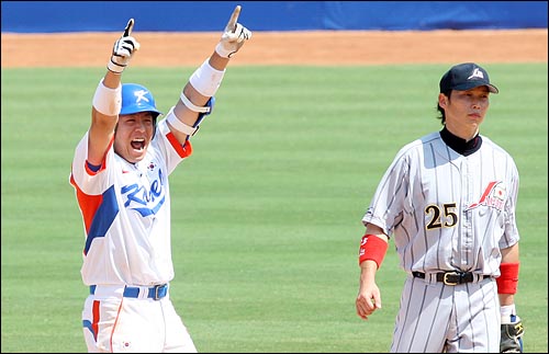 한국의 강민호가 22일 베이징 우커송 야구장에서 열린 2008베이징올림픽 야구 준결승 일본과의 경기에서 8회말 2사 2루 타석때 1타점 적시타를 날린뒤 2루에서 환호하고 있다.