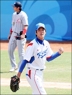  한국의 김광현이 22일 베이징 우커송 야구장에서 열린 2008베이징올림픽 야구 준결승 일본과의 경기에서 8회초 무사 아라키 마사히로를 삼진 아웃시킨뒤 주먹을 쥐어보이고 있다.