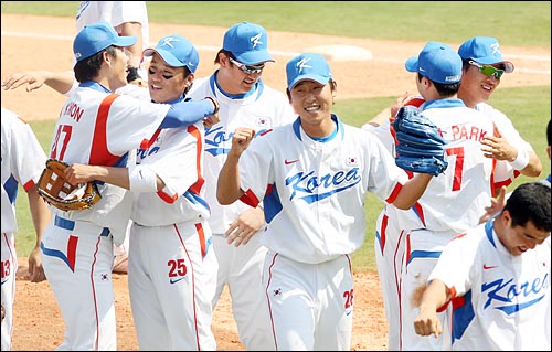  한국의 선수들이 22일 베이징 우커송 야구장에서 열린 2008베이징올림픽 야구 준결승 일본과의 경기에서 6-2 역전승을 거두고 결승에 진출하자 팀동료들과 기뻐하고 있다.