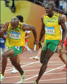  동료 선수에게 바통을 넘겨주는 자메이카의 우사인 볼트(오른쪽)