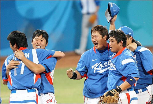  한국야구대표팀의 윤석민이 23일 저녁 베이징 우커송야구장에서 열린 올림픽야구 결승전 쿠바와의 경기에서 3대2로 승리한 뒤 김광현과 포옹하며 기뻐하고 있다.