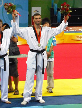  은메달을 목에 걸고 관중들을 향해 손을 높이 들어보이는 알렌산드로 니콜라이디스 선수