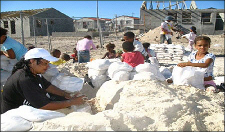모래자루로 벽체를 만든다.