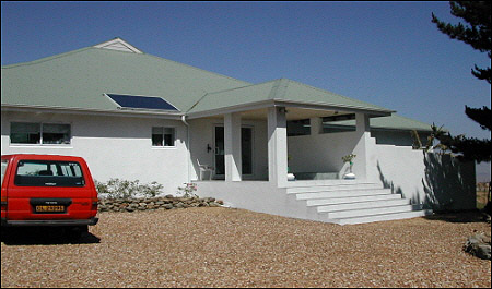 마틴(Martin)의 에코빔(Eco Beam) 모래부대 주택을 완공한 후 모습