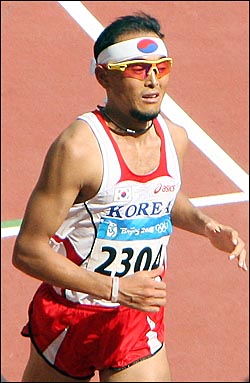  2008베이징올림픽 폐막일인 24일 오전 베이징 올림픽 주경기장 '냐오차오'에 한국의 이봉주가 도착하여 마지막 한 바퀴 트랙을 돌고 있다.