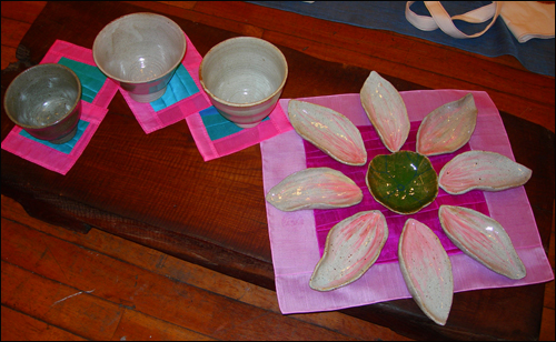 정호준씨의 작품 일부인 꽃잎접시와 사발