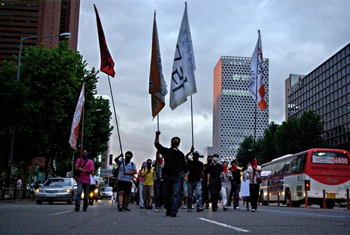 23일 오후 6:30 강남역 대로에서 집회참가자들이 가두투쟁을 벌였다.