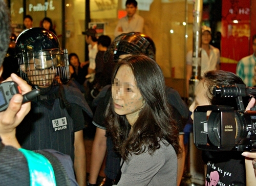 경찰의 진압에 색소 세례를 당한 일반시민이 경찰에게 강력 항의하고 있다.
