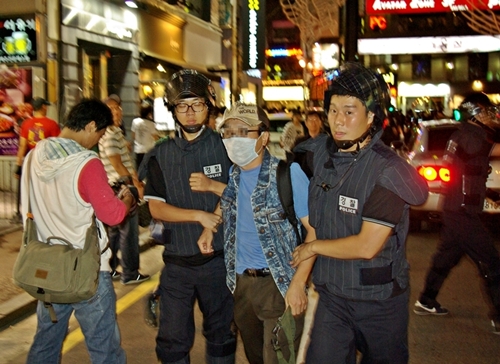 경찰의 해산 경고 방송도 없이 연행당하는 집회참가자.