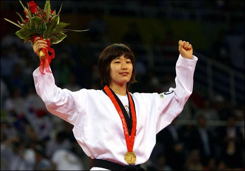  태권도에서 금메달을 차지한 한국의 임수정 